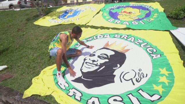 Бразилците отдават почит на футболната си легенда Пеле в чиято