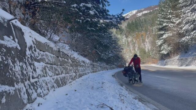 През снежно бедствие в България: Французин изминава хиляди километри на колело в помощ на деца