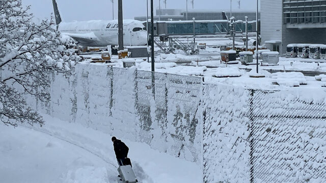 Сняг в Южна Германия парализира въздушния и железопътния трафик на