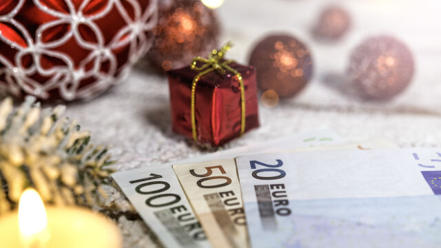 Преди коледното пазаруване: Над 20% от българите ще дадат по-малко пари за подаръци