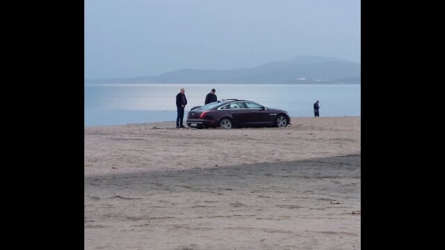 Луксозен автомобил затъна в пясъка на Северния плаж в Бургас