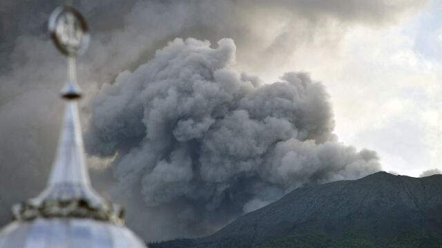 Вулканът Ибу в източна Индонезия изригна и изхвърли стълб от