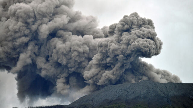 Зрелищно изригване на вулкана Мерапи в Индонезия 11 алпинисти бяха открити