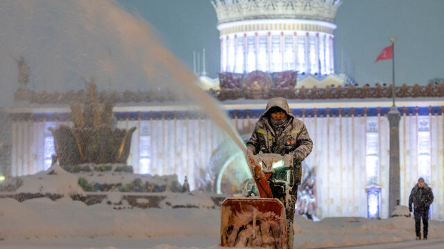 Рекорден снеговалеж в Москва, десетки полети са отменени, а в Сибир е -56 градуса (СНИМКИ и ВИДЕО)