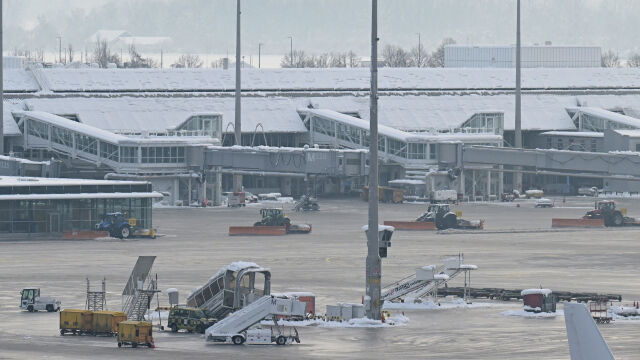 След обилния сняг поледици и леден дъжд летището в Мюнхен