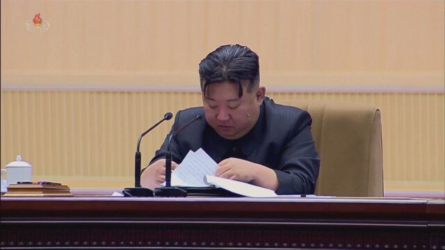 Ким Чен Ун през сълзи моли жените в Северна Корея да раждат повече деца (ВИДЕО)