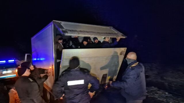 Заловиха над 50 мигранти при полицейска акция край Враца Те