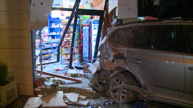 Автомобил се вряза в денонощен магазин в София Трима души