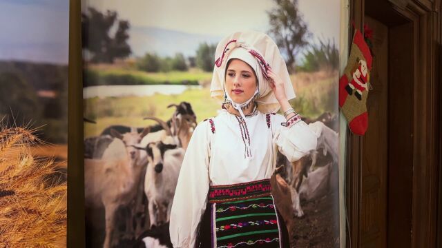 „Да пазим живи корените си“: В Пловдив представят изложба на автентични народни носии (ВИДЕО)