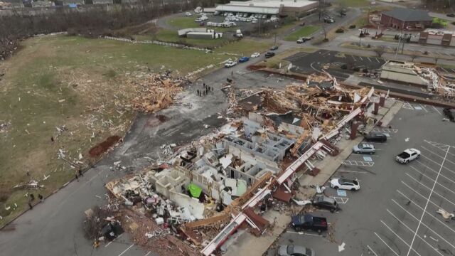 Торнадо в Тенеси откъсна покриви и преобърна камиони. Има жертви (ВИДЕО)