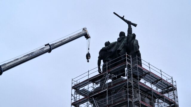 Започна демонтажът на Паметника на съветската армия който дълги години