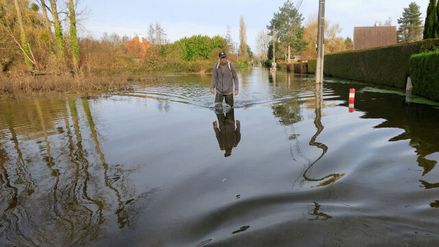 Наводнения в Северна Франция Пътищата се превърнаха в реки заради