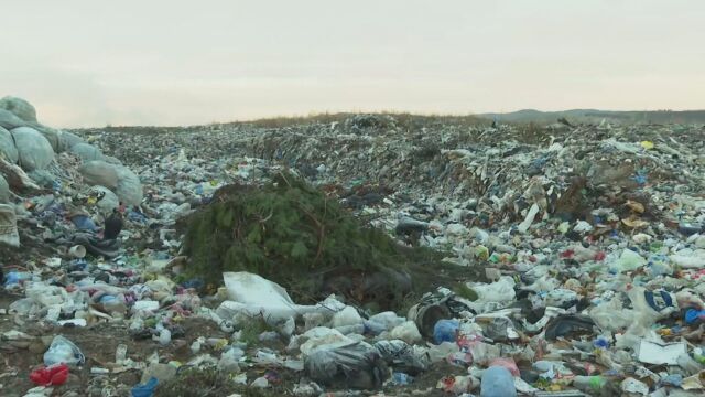 Боклукът от депото на Кърджали се рее трупа се по