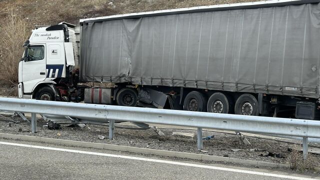 Самокатастрофирал тир затруднява движението на автомагистрала Струма край Благоевград 