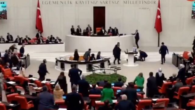 Турски депутат почина два дни след като получи сърдечен удар