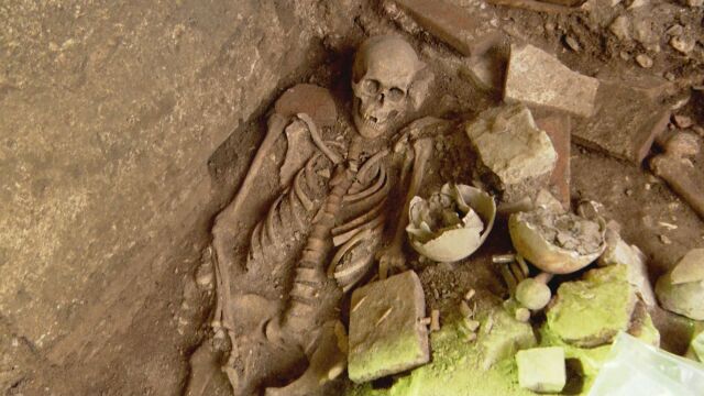 Необичайни скелети черепи и монети откриха в Стара Загора Към