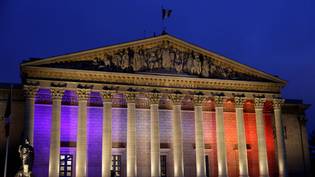 Приемането на противоречива реформа за миграцията от френския парламент късно