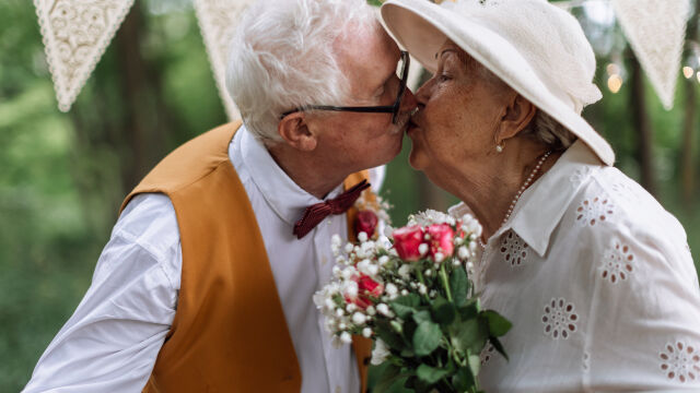 Десетки двойки подновиха обетите си 50 години след изричането на