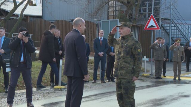 Българският президент Румен Радев се срещна с контингента ни в