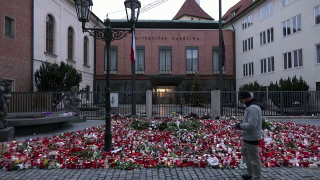 Два дни след масовата стрелба Чехия почете паметта на загиналите
