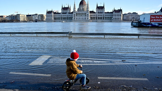 Река Дунав излезе от бреговете си в Будапеща като нивото на