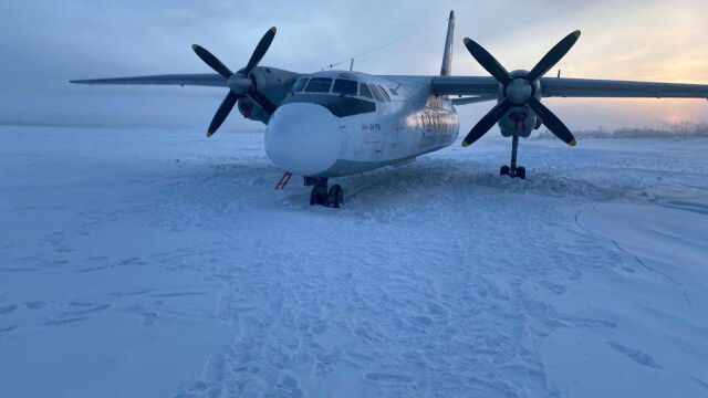 Куриозно кацане в Русия Малък пътнически самолет се приземи на