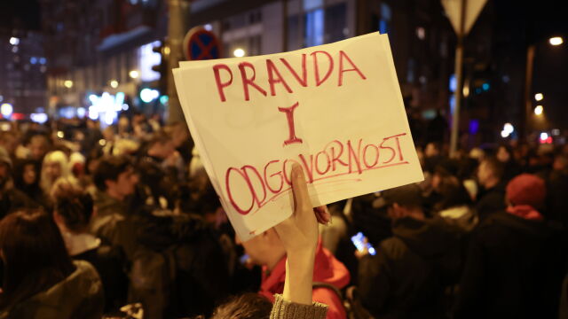 Стотици сръбски опозиционни активисти и студенти блокираха вчера улиците на