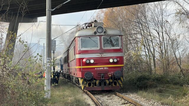 Пожар е пламнал в бързия влак Бургас София  Огънят е
