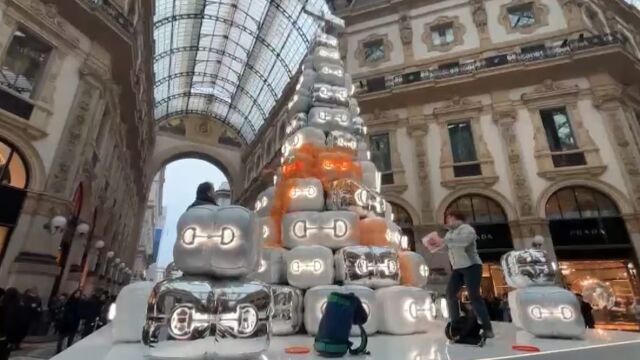Екоактивисти хвърлиха боя по "елхата" на Gucci в Милано (ВИДЕО)