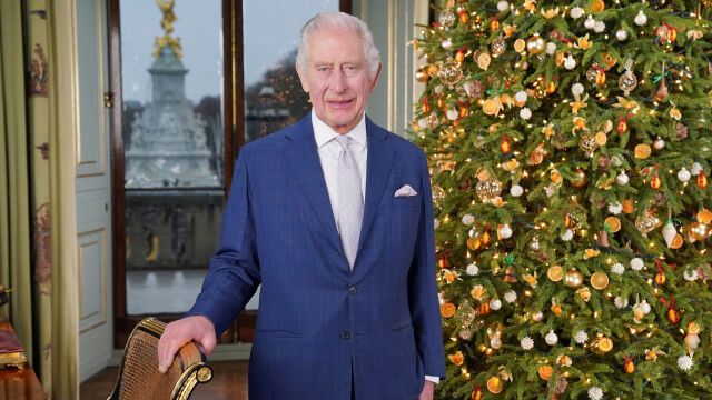 Британският крал Чарлз Трети удостоява с почетни отличия две британски