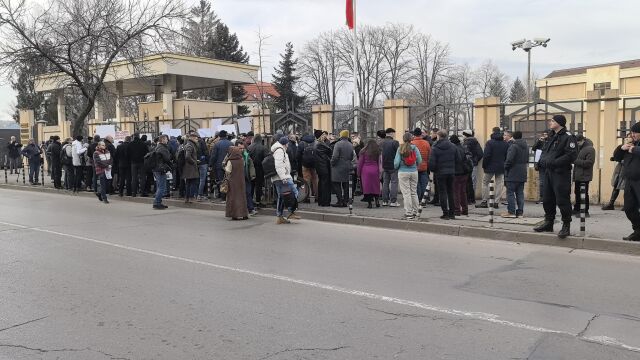 Граждани и симпатизанти на Продължаваме промяната излязоха на протест пред