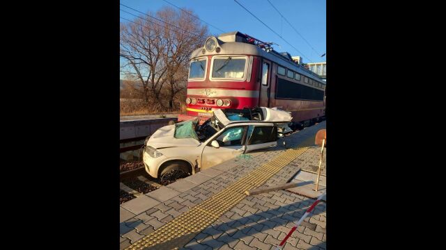  Влак блъсна кола на жп прелез близо до елинпелинското село