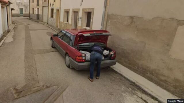 Снимка от Google Street View на мъж който товари голяма