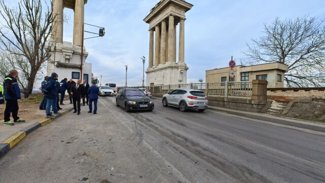 Малко след 14 часа днес двете ленти за движение на 