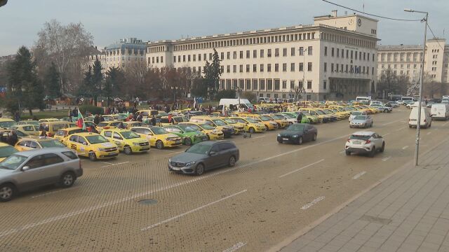  Таксита от цялата страна протестираха в София днес Причината –