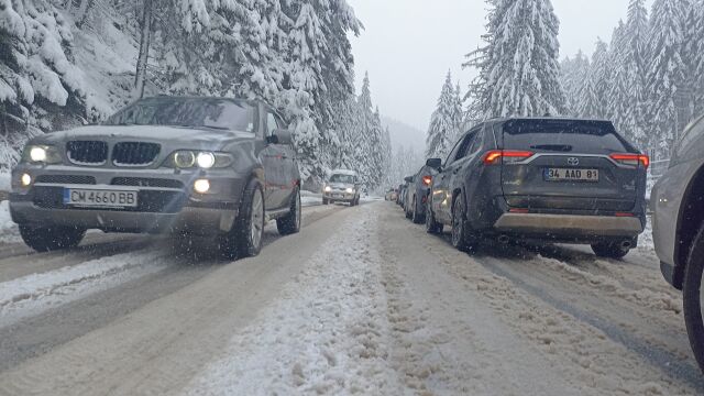 Тежка зимна обстановка в района на Пампорово Стотици автомобили са