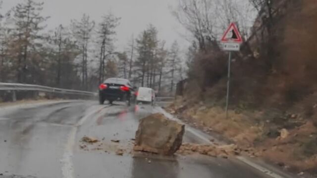 Голям къс от скала падна тази сутрин на пътя Велико