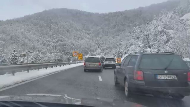 Задръстване на магистрала Хемус Колоната от автомобили започва преди тунел