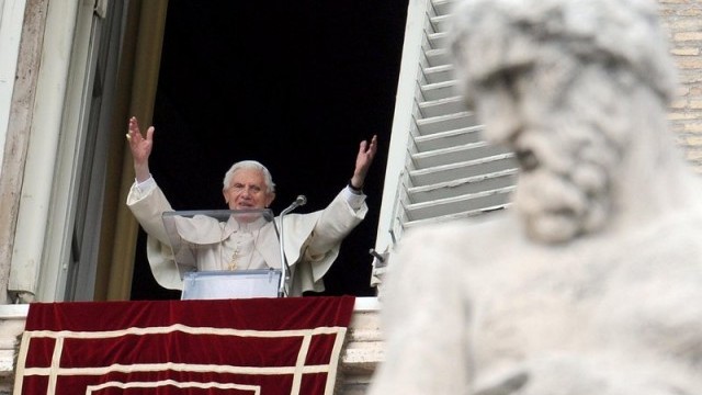Започна поклонението пред почетния папа във Ватикана Тялото му е
