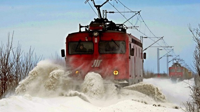 Десетки българи преживяха кошмарно пътуване с бързия влак от София