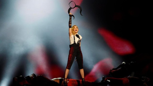 Мадона отложи световното си турне след като беше приета в