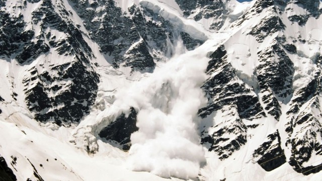 Експерти предупреждават за висока опасност от лавини в следващите дни Годината