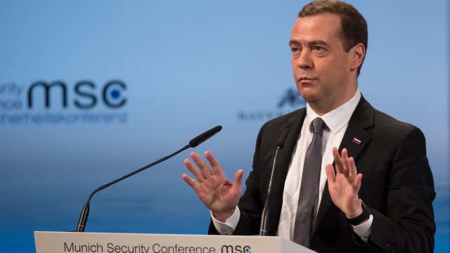 Бившият президент на Русия Дмитрий Медведев е сред 370-те руски