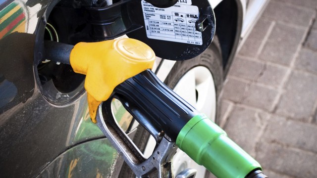 Цените на дизела и бензина ще се качат още независимо