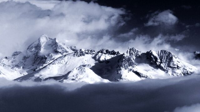 Петима скиори са загинали при две отделни лавини във Френските