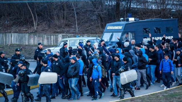 Снимка: Елате на волейбол, не на война