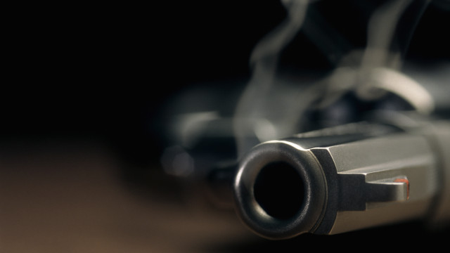 Ткасиметров шофьор стреля с газов пистолет пред погледите на деца