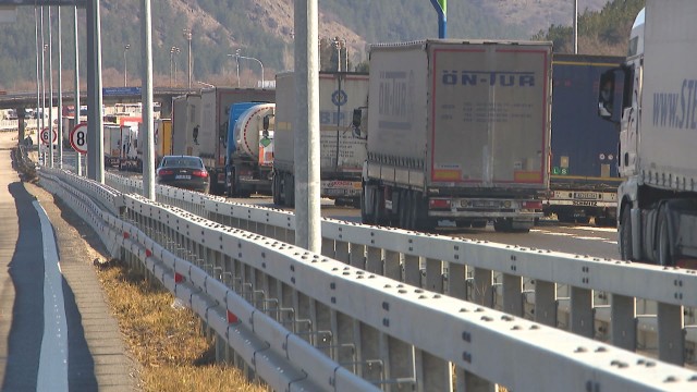 След спецакцията на "Калотина": Шофьори на камиони чакат с дни 