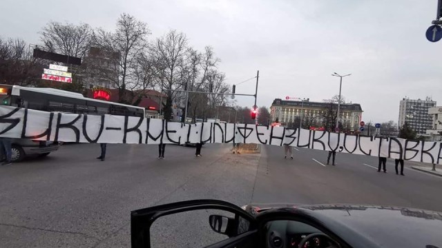 Фенове на "Локо" изненадващо блокираха пловдивски булевард в знак на протест (ВИДЕО) 