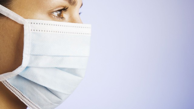 Здравните власти обмислят връщане на част от противоепидемичните мерки срещу